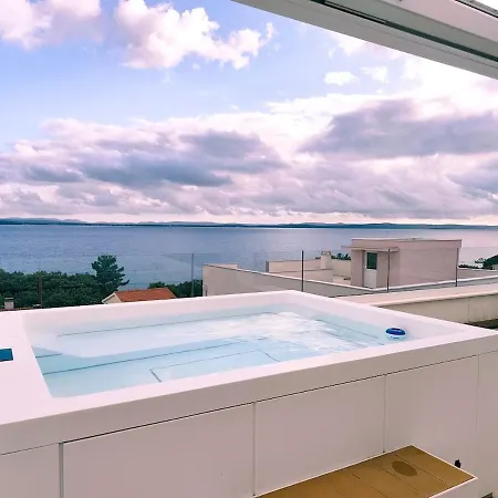 Sea View Penthouse With Rooftop Jacuzzi, Apartament