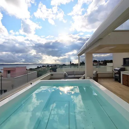 아파트 Sea View Penthouse With Rooftop Jacuzzi, 돈제페트레케인