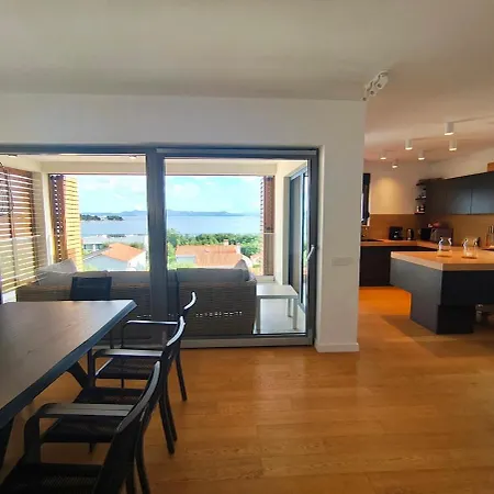 Sea View Penthouse With Rooftop Jacuzzi, Apartament Petrčane