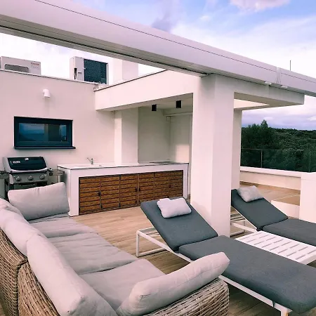 Sea View Penthouse With Rooftop Jacuzzi, 아파트 돈제페트레케인