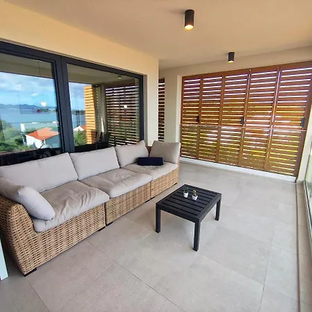 Sea View Penthouse With Rooftop Jacuzzi,