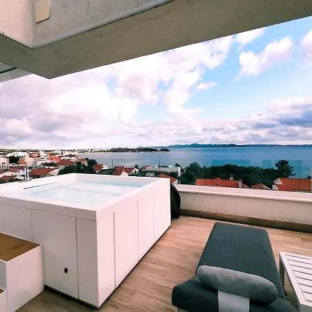 Sea View Penthouse With Rooftop Jacuzzi, Apartament