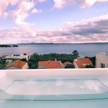 Sea View Penthouse With Rooftop Jacuzzi, 아파트 돈제페트레케인